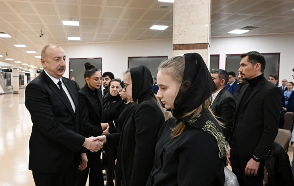 İlham Əliyev təyyarə qəzasında həlak olan ekipaj üzvlərinin vida mərasimində iştirak edib