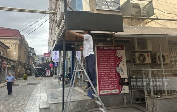 Bakıda qeyri-etik reklam mətni olan elektron lövhə yığışdırılıb