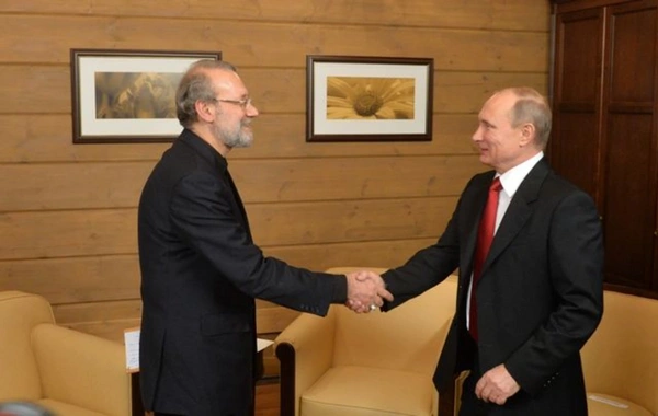 Laricani Xameneinin mesajını Putinə çatdırıb