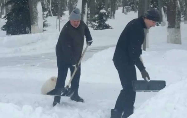 Lukaşenko oğlu ilə birgə qar təmizləyib