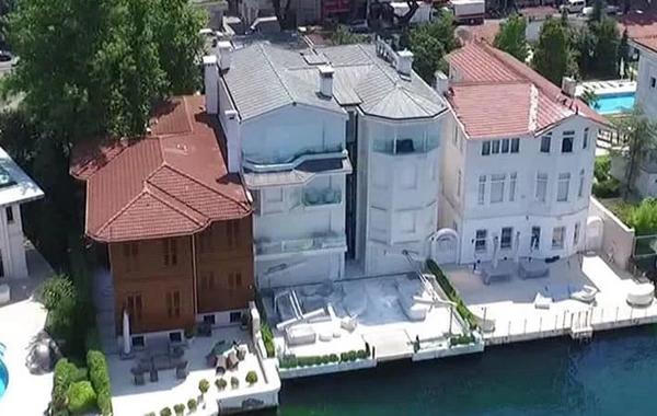 Ebru Gündeşin 14 yaşlı qızına verdiyi ƏKİZ VİLLALARI