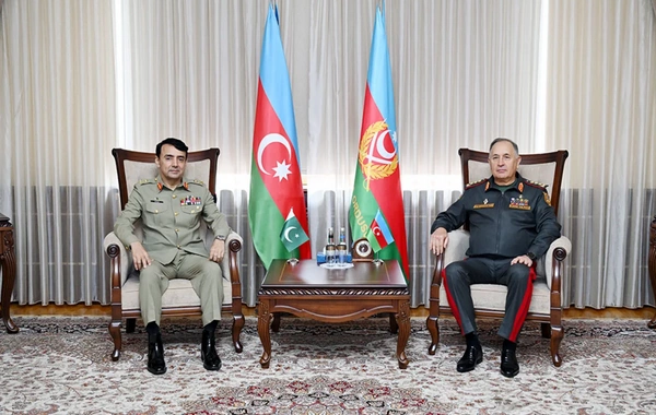 Kərim Vəliyev pakistanlı həmkarı ilə hərbi təhsillə bağlı müzakirələr aparıb