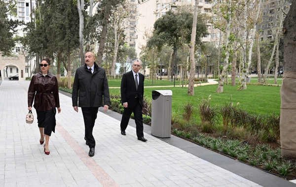 İlham Əliyev və Mehriban Əliyeva Bakıda salınan yeni parkın açılışında iştirak edib