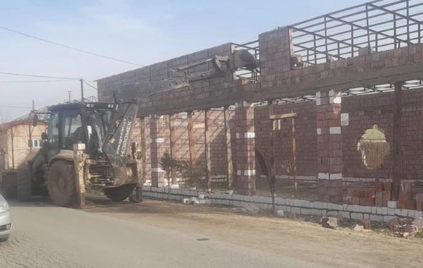 Füzulidə qanunsuz tikili sökülüb