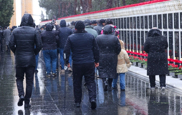 Şəhidlər xiyabanına xalq ziyarəti axşam saatlarında da davam edir
