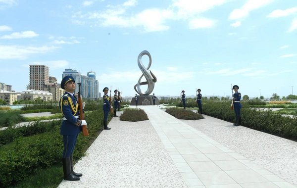 Türkmənistan Prezidenti Zəfər parkını ziyarət edib