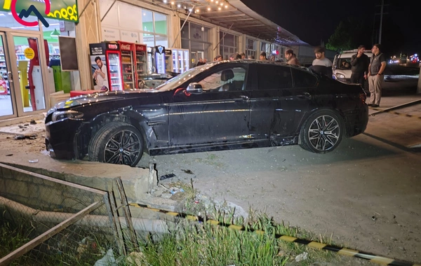 "BMW" idarəetmədən çıxıb aşdı - Yaralılar var