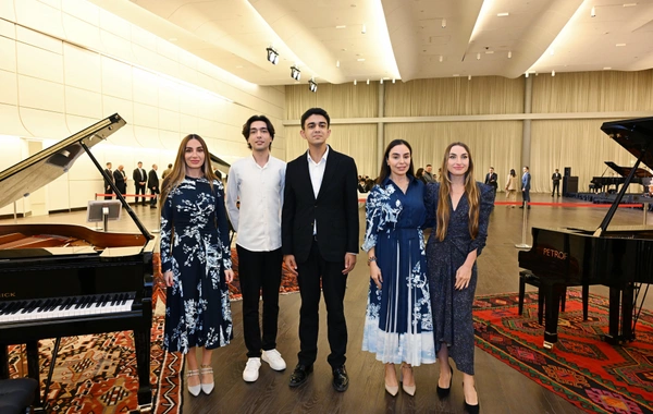Heydər Əliyev Fondunun dəstəyi ilə alınan musiqi alətlərinin təqdimatı olub Heydər Əliyev Fondunun dəstəyi ilə alınan musiqi alətlərinin təqdimatı olub