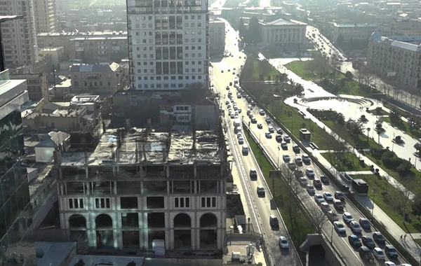 В Баку долгострои превращаются в свалки