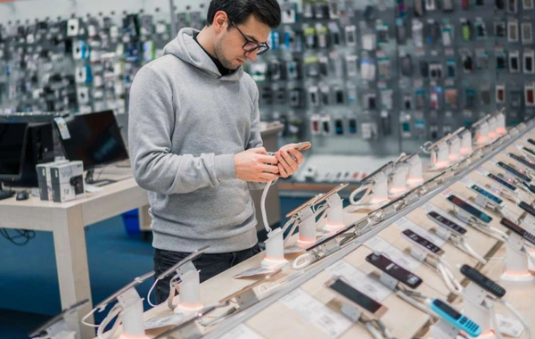 Azərbaycanda bu telefonların qiyməti 100-200% BAHALAŞDI