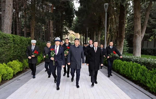 Qırğızıstan nümayəndə heyəti Heydər Əliyevin məzarını ziyarət edib