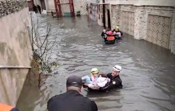 Keşlədə 58 nəfər təxliyə edilib, Bakıda su basmış yerlər təmizlənir