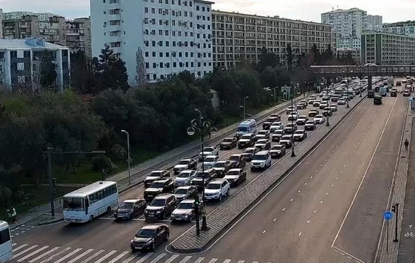 Bakıda tıxac olan yollar açıqlanıb