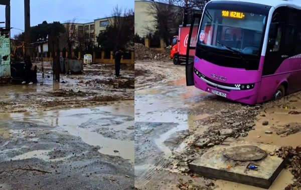 Sumqayıtda məktəbin qarşısında ACINACAQLI VƏZİYYƏT: Yol keçilməz olub