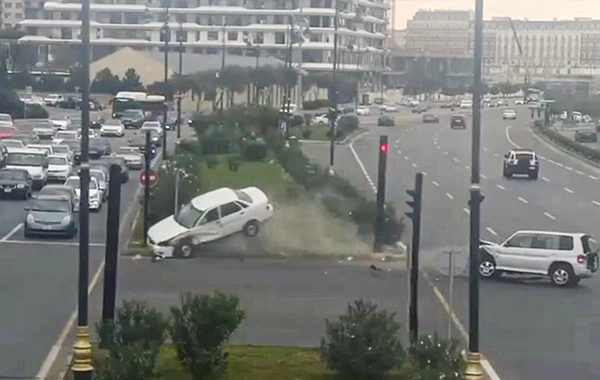 На проспекте 8 Ноября перевернулся автомобиль