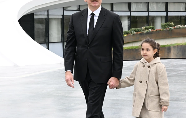 İlham Əliyev Anım Günü ilə əlaqədar Vətən müharibəsi şəhidlərinin xatirəsini bir dəqiqəlik sükutla yad edib