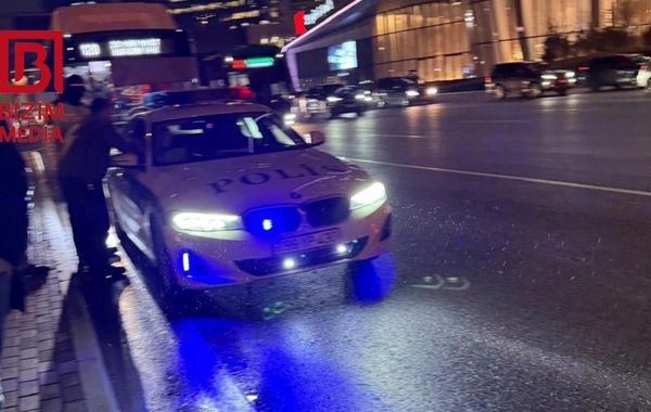 Bakıda "BakuBus" minik avtomobili ilə toqquşdu: Sərnişinlərin düşürülüb yönləndirildiyi avtobus da qəzaya düşdü