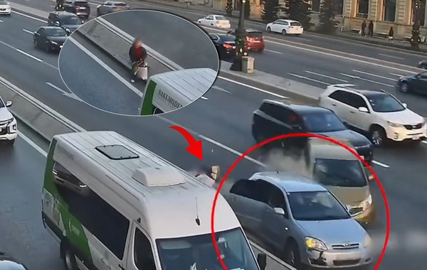 Magistral yolun ortasında sərnişin düşürdü, ağır qəzaya səbəb oldu