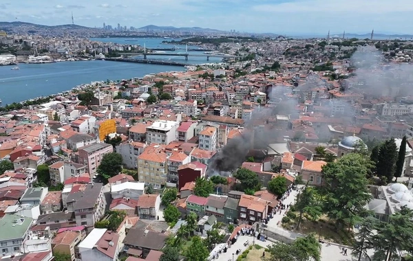 İstanbulun mərkəzində yanğın - Alov nəqliyyat vasitələrinə yayıldı, tüstü şəhəri bürüdü