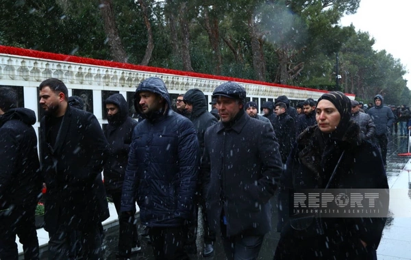 Şəhidlər xiyabanına xalq ziyarəti axşam saatlarında da davam edir