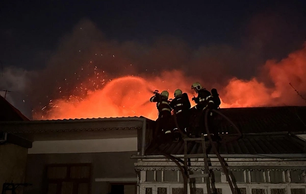 Gəncədə bir-birinə bitişik evlərdə baş verən YANĞIN SÖNDÜRÜLDÜ