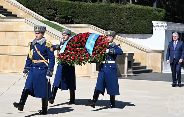 Qazaxıstan nazirləri Şəhidlər xiyabanını və Zəfər parkını ziyarət etdilər