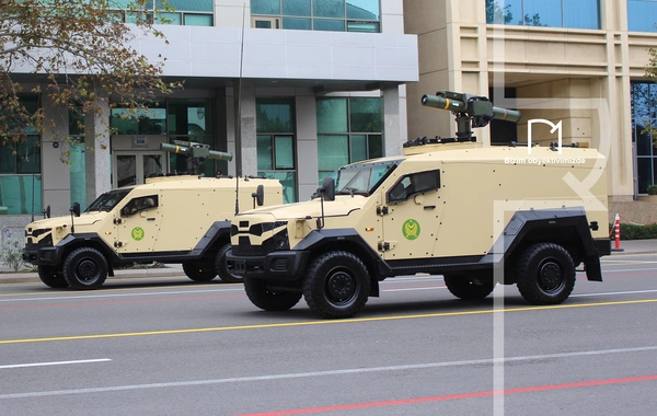 В Баку прошел марш военнослужащих в честь Дня Победы