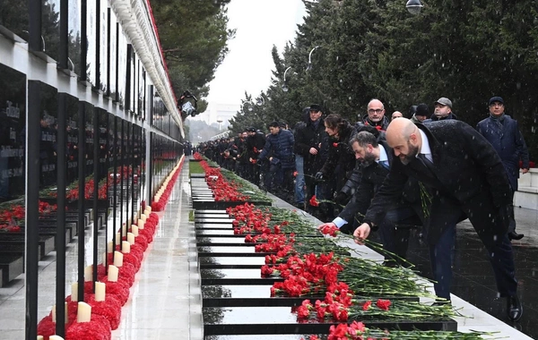 SOCAR kollektivi Şəhidlər xiyabanını ziyarət edib