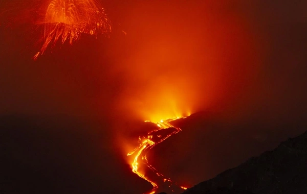 Etna vulkanının püskürməsi uçuşları dayandırdı
