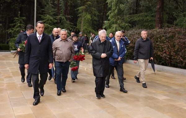 "Fənərbağça"nın nümayəndələri Heydər Əliyevin məzarını və Şəhidlər xiyabanını ziyarət ediblər