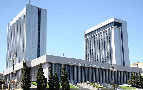 Parlamentin plenar iclası başlayıb, insan alverinə qarşı mübarizəyə dair illik hesabat dinlənilir