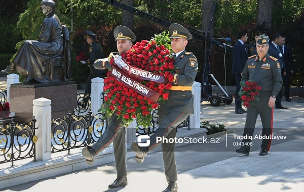 Dövlət və hökumət rəsmiləri Ulu Öndər Heydər Əliyevin məzarını ziyarət ediblər