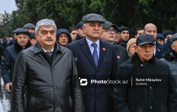 Rəsmilər Şəhidlər xiyabanında