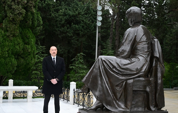 Prezident İlham Əliyev və birinci xanım Mehriban Əliyeva Ümummilli Lider Heydər Əliyevin məzarını ziyarət ediblər