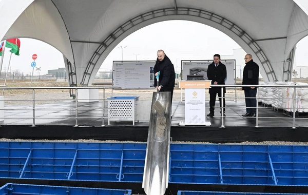 İlham Əliyev Sumqayıt Sənaye Parkında polipropilen və laminatlı kisə istehsalı müəssisəsinin təməlini qoyub