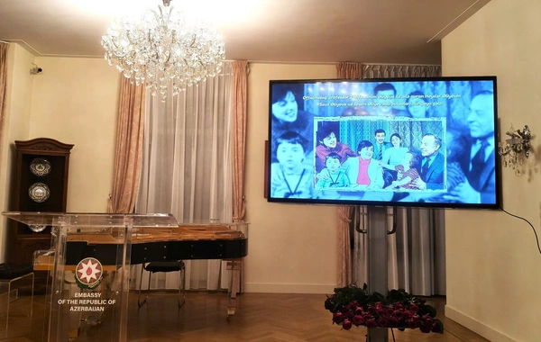 Niderlandda Ulu Öndər Heydər Əliyevin anım günü qeyd edilib