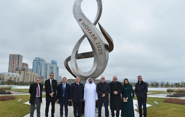 Ərəb Parlamentinin prezidenti Fəxri xiyabanı və Zəfər parkını ziyarət edib