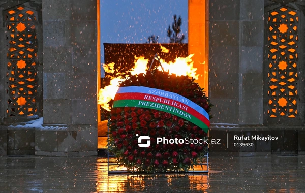 Azərbaycan xalqı 20 Yanvar şəhidlərinin məzarlarını ziyarət edir