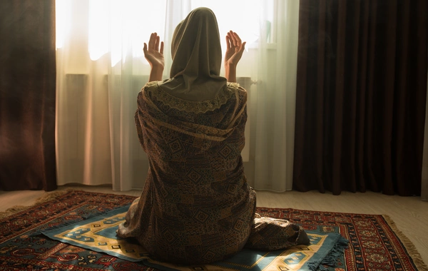 Xırdalanda kişi namaza görə arvadını döyüb dişlərini sındırdı