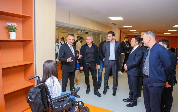 Qurban Qurbanov və futbolçuları Yeni Robotik Reabilitasiya Mərkəzini ziyarət ediblər
