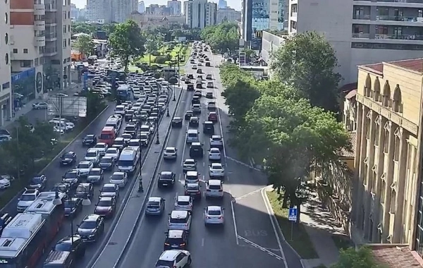 Bakının bir sıra yollarında tıxac yaranıb