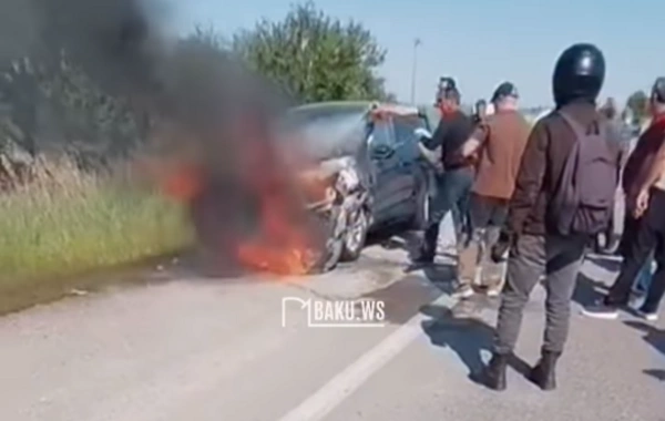 Kürdəmir yolunda avtomobil yandı