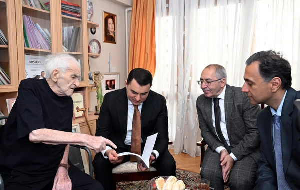 Adil Kərimli Xalq artisti Tofiq Bakıxanovu evində ziyarət edib
