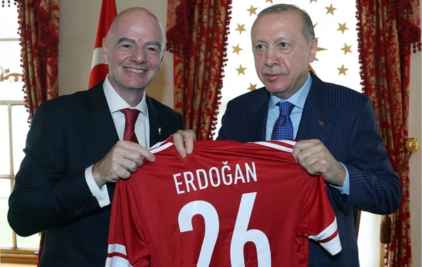 FIFA prezidenti Ərdoğana top və forma hədiyyə edib