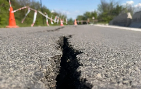 Ağsu dolaylarında TORPAQ SÜRÜŞMƏSİ: Yol qismən BAĞLANDI - FOTO
