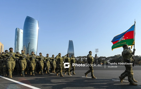 Bakıdakı hərbi paraddan maraqlı FOTOLAR