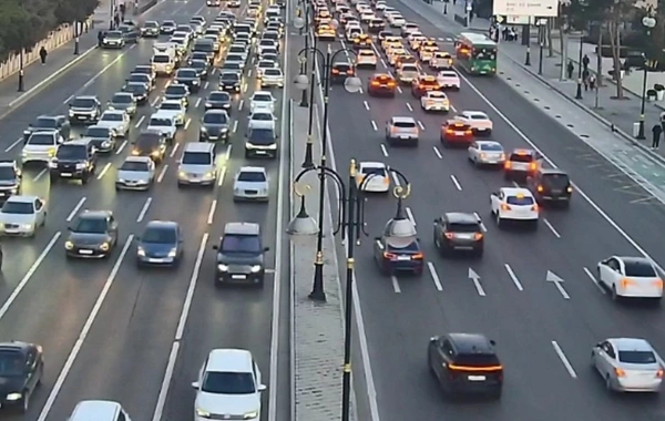 Bakının bir sıra yollarında tıxac yaranıb