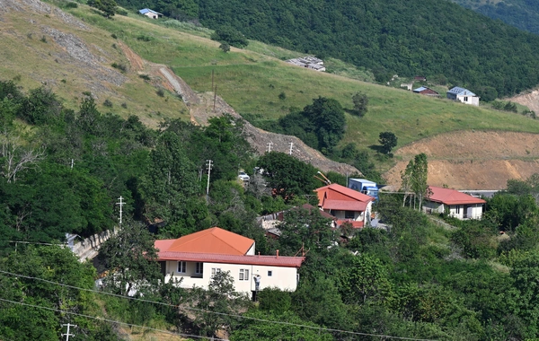 Президент ознакомился с работами, проведенными в селе Кичик Галадереси, и встретился с его жителями