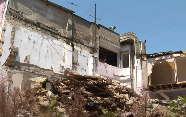 Bakıda evlərdə sakinlər yaşadığı halda söküntü işləri aparılır