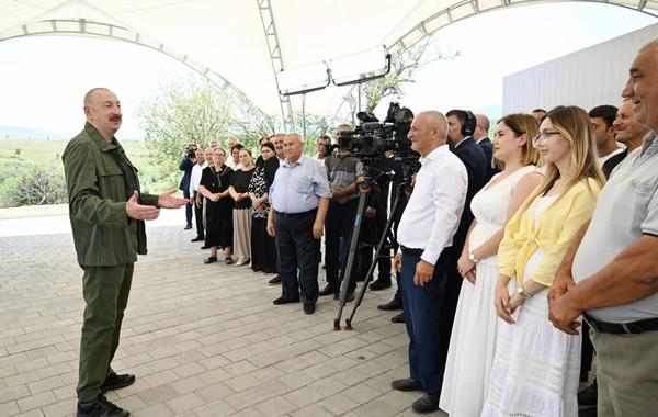 İlham Əliyev Xanyurdu kənd sakininə: Daha heç kim bizi bu yerlərdən çıxara bilməz